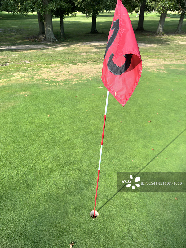 高尔夫球场洞穴旗帜图片素材