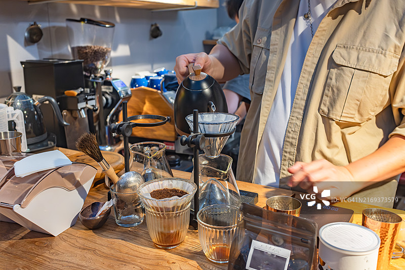 男人冲泡手磨咖啡图片素材
