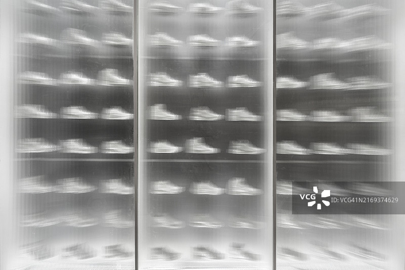 透过纹理玻璃看到的白色鞋子图片素材