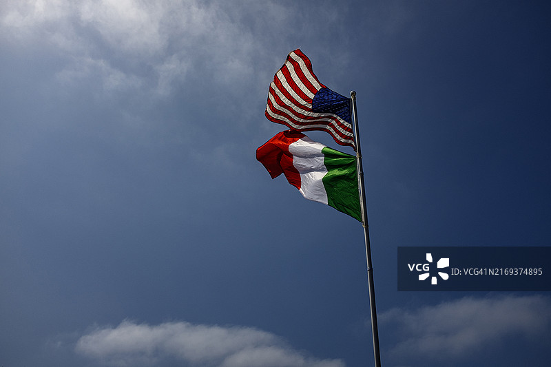 两面旗帜图片素材