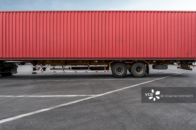 公路上的拖车集装箱图片素材