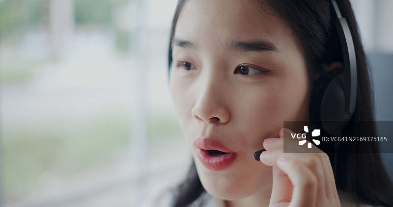 客服中心座席为客户提供咨询特写图片素材