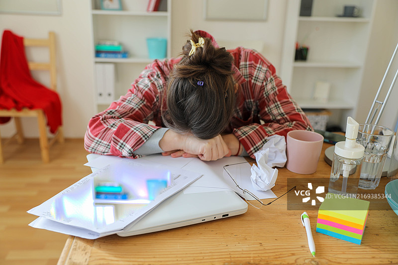 在办公室睡觉的女人图片素材