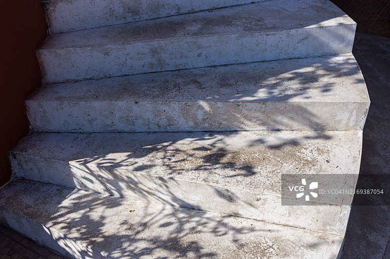 树影斑驳的混凝土楼梯图片素材