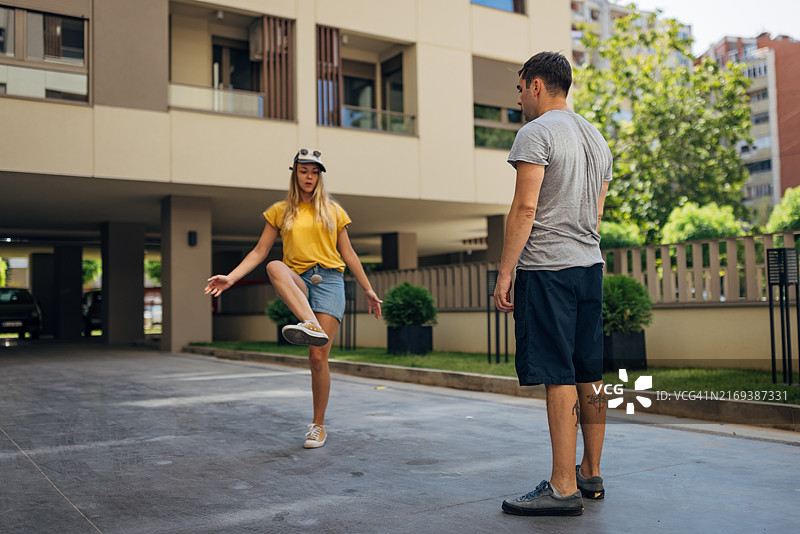 男女用脚玩毽子图片素材