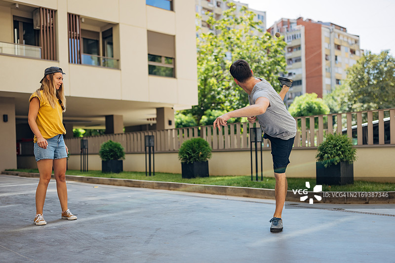 两个好朋友只用脚玩一种叫毽球的游戏图片素材