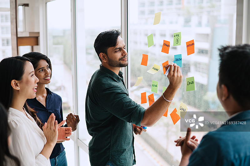 在办公室会面的多种族亚洲商人图片素材