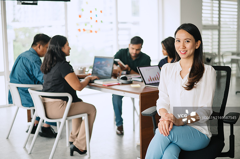 办公室里的中国女商人 портрет图片素材
