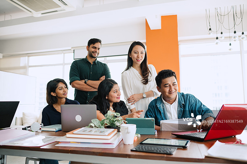 在办公室一起工作的亚洲商务人士团队图片素材