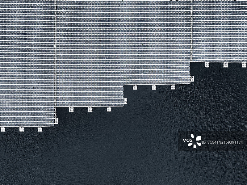 英格兰萨里水库漂浮的太阳能电池板（无人机视角）图片素材