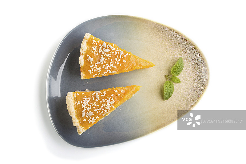 两块传统美式南瓜饼，白色背景，俯视图，平铺图片素材