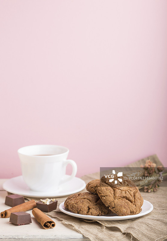 亚麻布上可可燕麦饼干，粉色背景图片素材