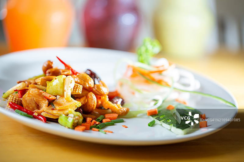 腰果鸡丁：美味可口的亚洲菜肴，捕捉了泰国美食和健康饮食的精髓。图片素材