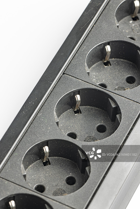 带空插座的黑色塑料插座板的一部分图片素材