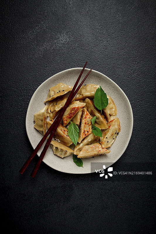 日式煎饺，撒有芝麻，顶部视角图片素材