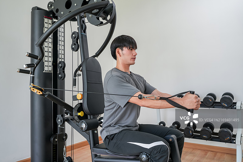 在健身俱乐部锻炼的亚洲年轻运动员图片素材