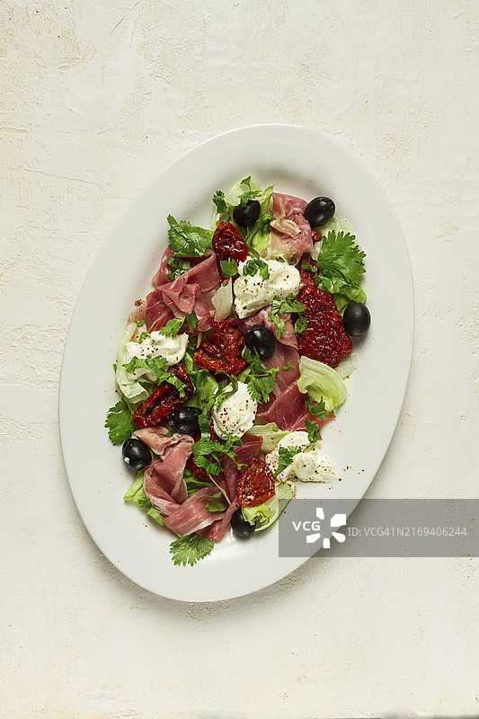 自制风干番茄火腿软奶酪橄榄沙拉（顶视图）图片素材