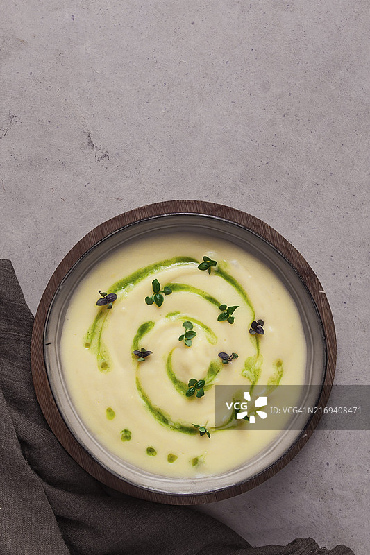 米色桌上自制绿色黄油和微型蔬菜土豆泥（无人，顶视图）图片素材