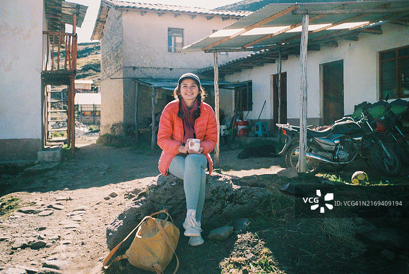 在秘鲁安第斯山脉村庄，妇女饮用古柯叶茶缓解高原反应图片素材