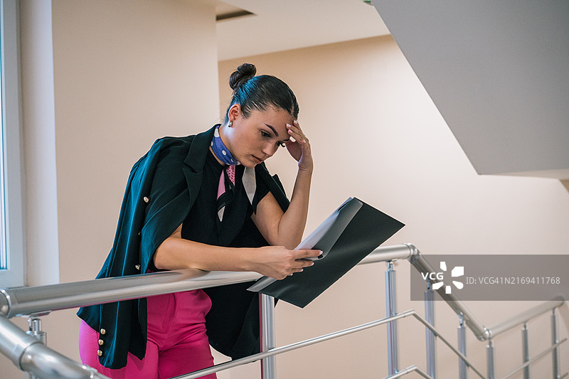 在办公室解决业务问题的年轻女商人图片素材