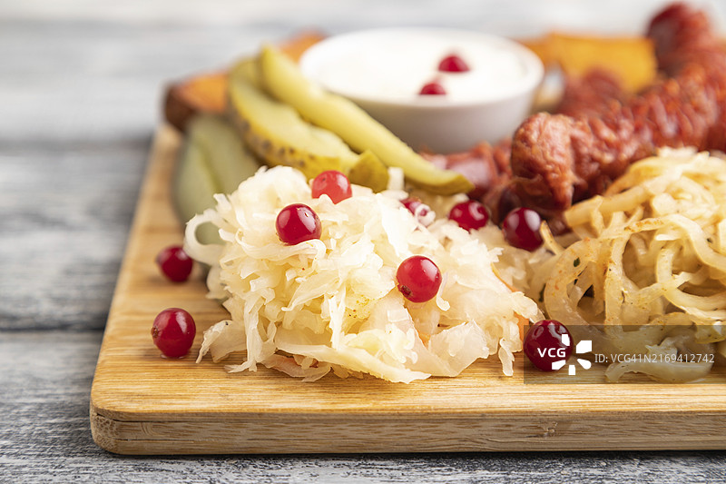 小吃拼盘：香肠、吐司、酸菜、腌洋葱和黄瓜、烤土豆图片素材
