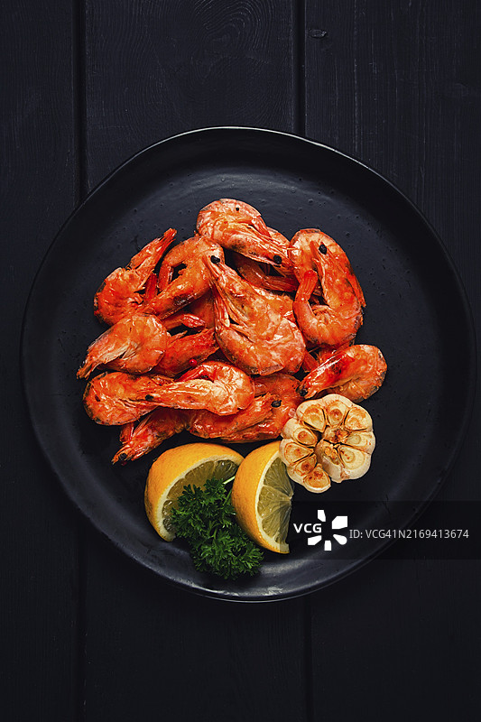 黑色背景上的炸虾（顶视图，无人）图片素材