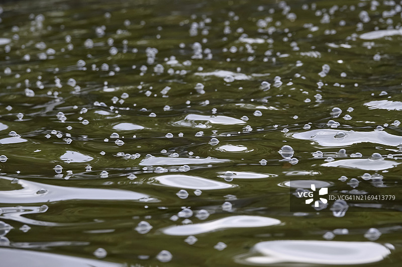 德国四月天气：雨中的湖泊图片素材