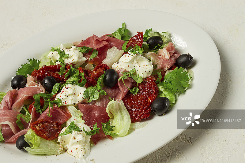 自制风干番茄火腿软奶酪橄榄沙拉（顶视图）图片素材