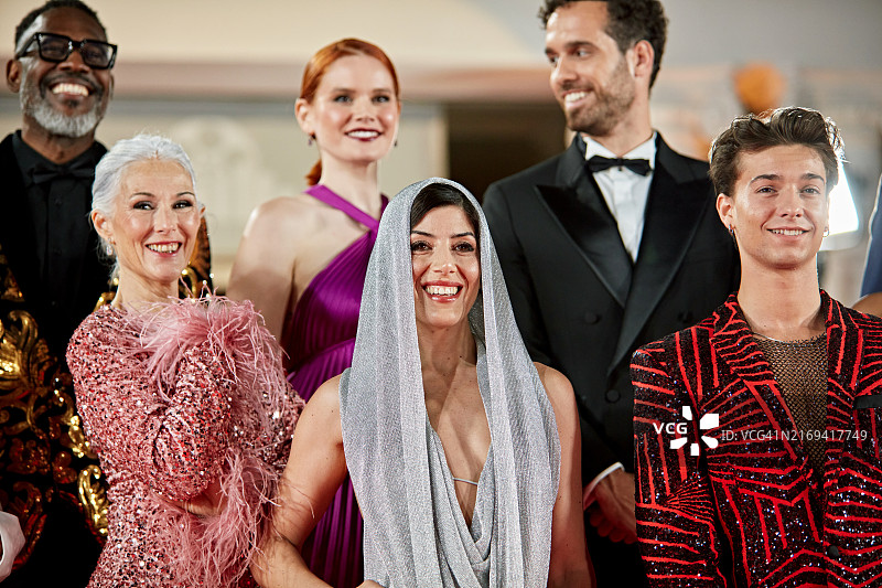 红毯活动中的名人合影图片素材