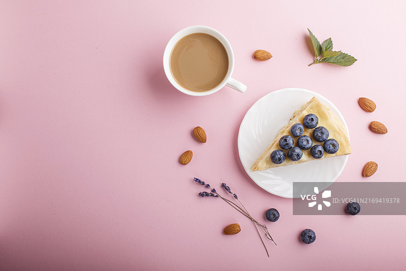 自制千层拿破仑蛋糕，配以牛奶奶油、蓝莓、杏仁、核桃、榛子和薄荷装饰，粉色背景，俯视角度，扁平风格，留白图片素材