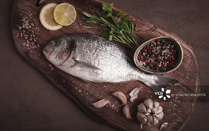 新鲜的生金鲷鱼俯视图，无人图片素材