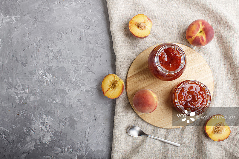 玻璃罐中的桃子酱图片素材