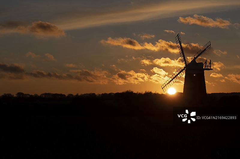 英格兰诺福克郡伯纳姆奥瓦里斯特斯红色天空和云彩下的日落风车轮廓图片素材