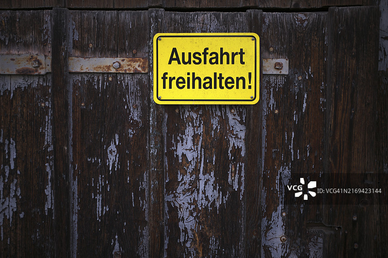 德国木质谷仓门上的“请勿堵塞出口”标识牌图片素材