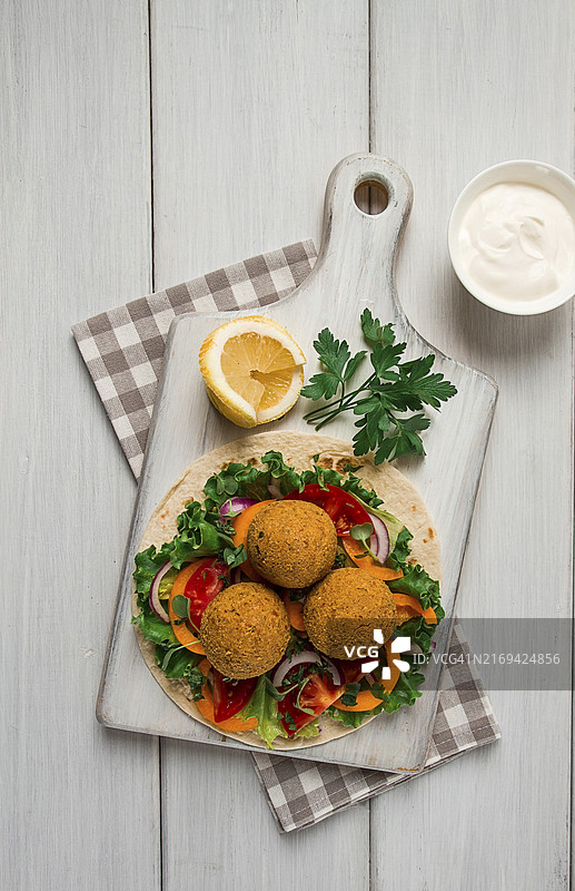 玉米饼卷沙拉三明治球配新鲜蔬菜，健康素食，白色木质背景，无人，选择性聚焦图片素材