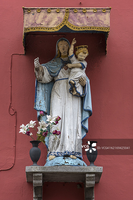 圣母玛利亚怀抱耶稣的雕塑，位于意大利威尼托布拉诺的一个天篷下图片素材