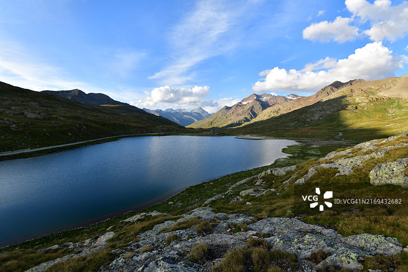 高山上的蓝色湖泊图片素材
