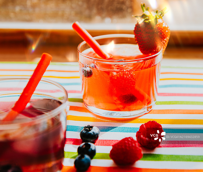 草莓蓝莓覆盆子夏季清爽饮品图片素材