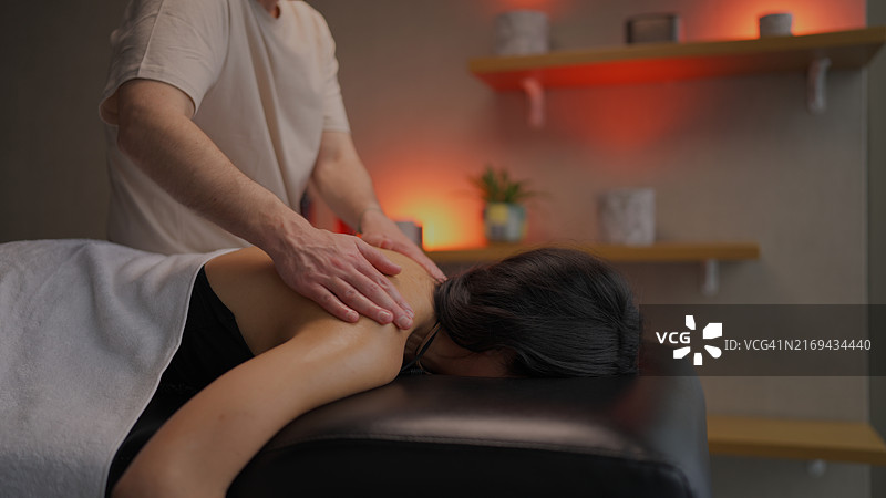 年轻女子享受美容和健康按摩护理图片素材