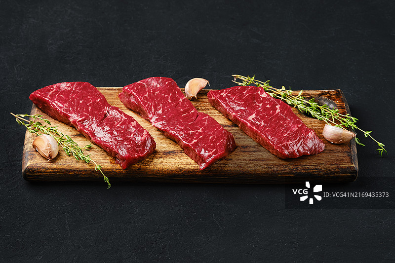 木制砧板上的无骨生西冷牛排图片素材