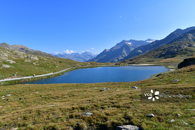 高山上的蓝色湖泊图片素材