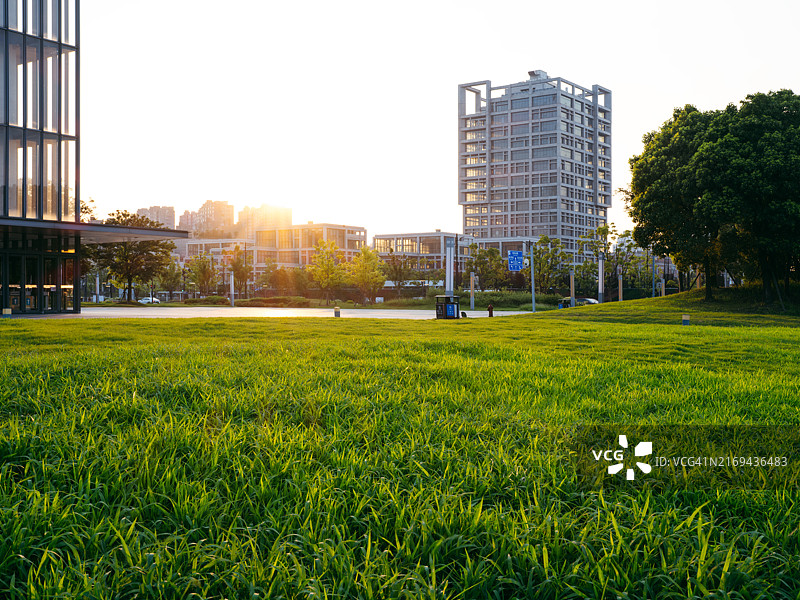 城市日落时分的公园景色图片素材