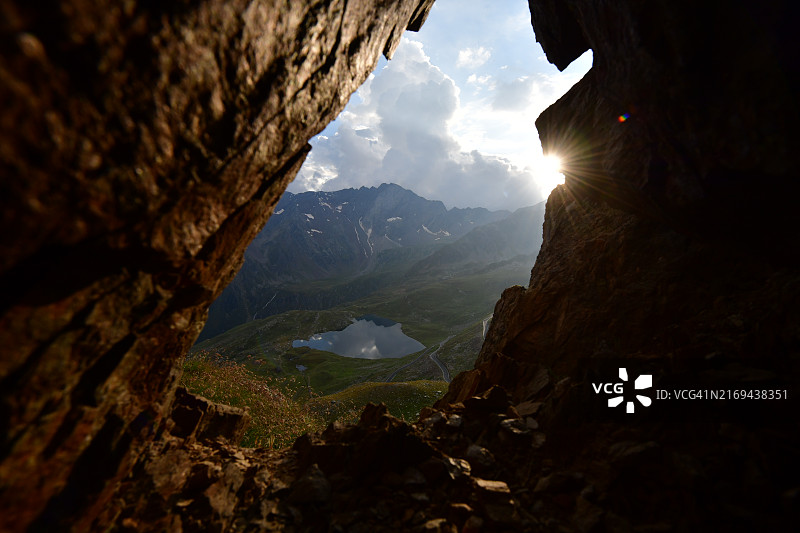 阿尔卑斯山军事隧道日落景色图片素材