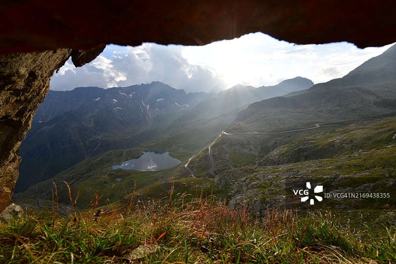 阿尔卑斯山军事隧道日落景色图片素材