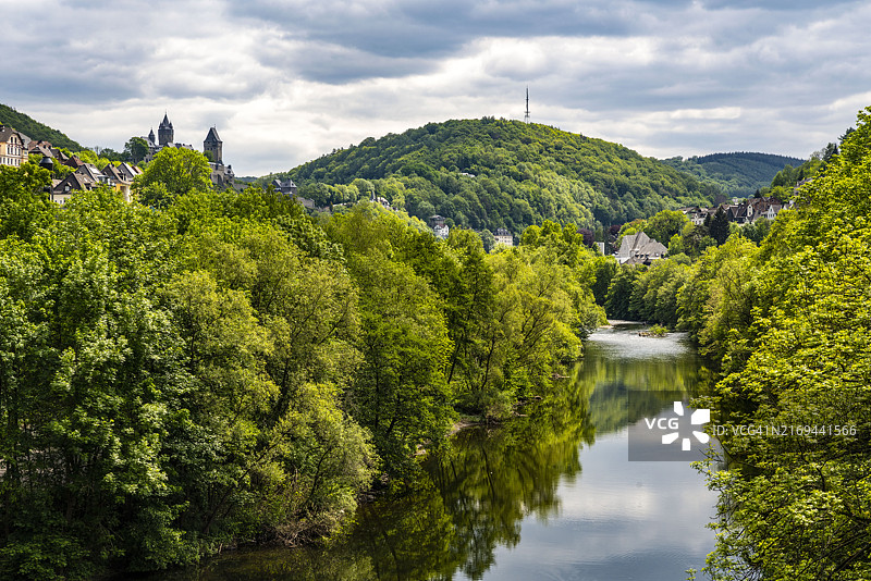北莱茵-威斯特法伦州阿尔特纳附近的莱内河与阿尔特纳城堡图片素材