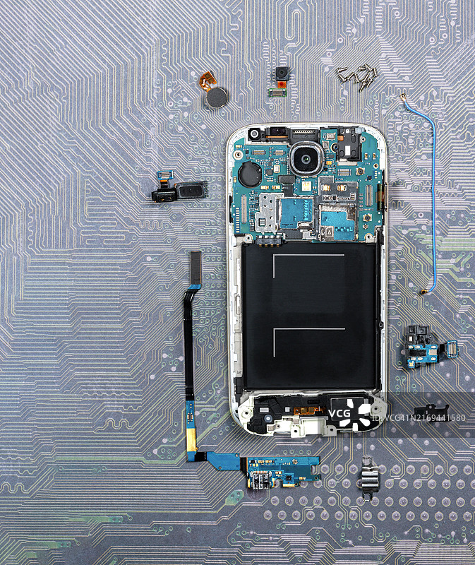 一部手机被拆解成各个零件图片素材