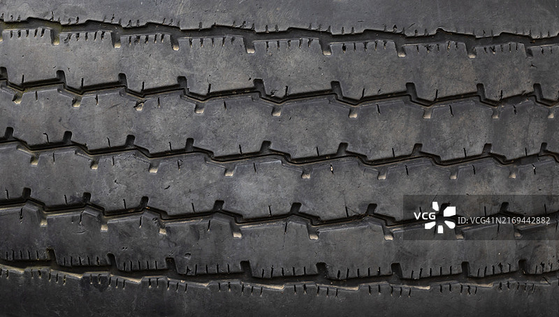 磨损的汽车轮胎细节，背景图片素材