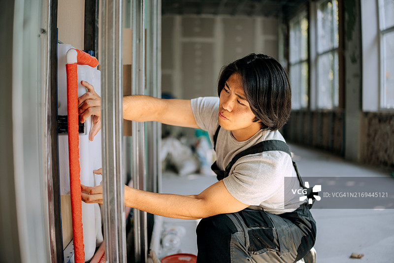 技术员安装管道图片素材