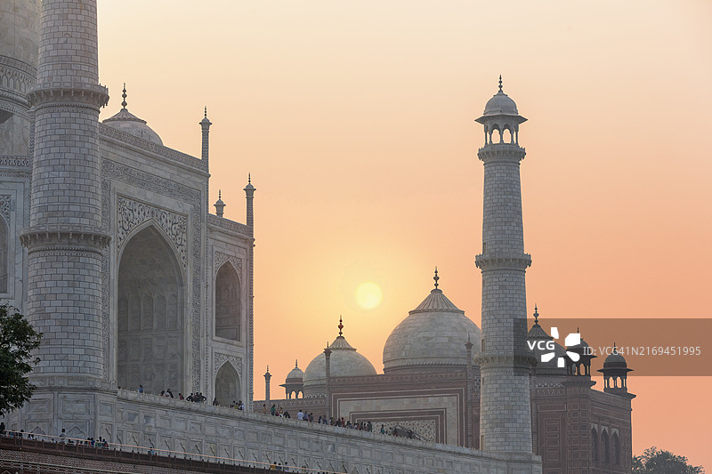 印度阿格拉日落下的泰姬陵图片素材