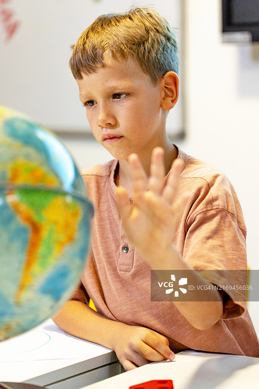 小男孩在学习我们的星球图片素材